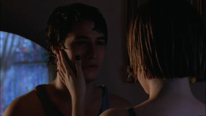 memoryecho1's tweet image. #Roswell #MariaDeLuca #MichaelGuerin

— You can't help but tear up a little when you see Maria realizing that Michael he's crying. I do, at least… And then, she respects him by not pushing him to tell her what’s wrong. Maria earned a lot of respect from Michael from that action.