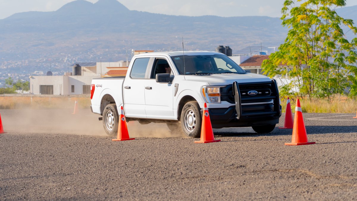 IBNINDUSTRIAS's tweet photo. A nuestros clientes los capacitamos a dominar el punto de gravedad de los pick up y camionetas blindadas y así evitar volcaduras. Les enseñamos como domina la velocidad y peso para tener una conducción segura en curvas cerradas.

#IBN https://t.co/1NUixjooAs