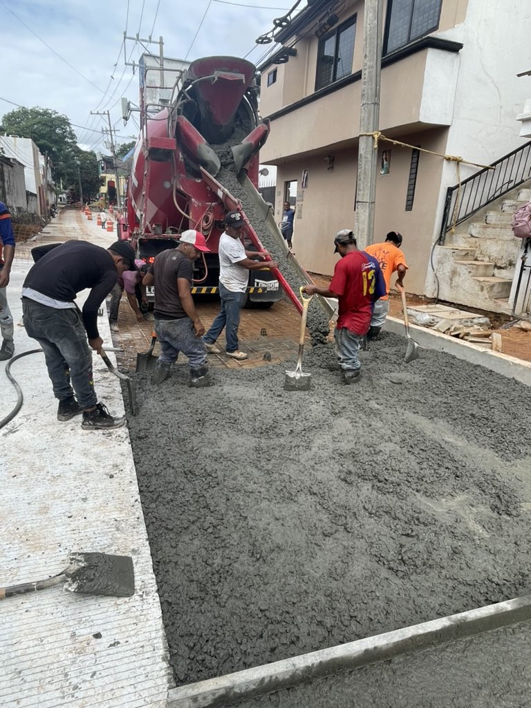 ¡Estamos a punto de lograrlo, con honestidad y resultados!

En la calle Benito Juárez se encuentran haciendo trabajos de pavimentación con concreto hidráulico en beneficio de las familias de Centro.

#Tramo4
#AguaDeCalidad