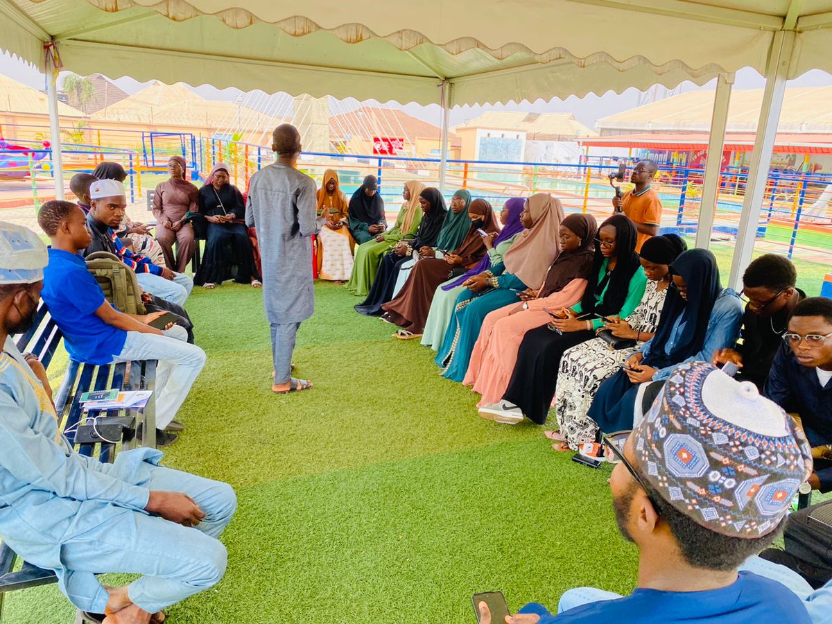 mubarokah______'s tweet image. GDSC:where coders become friends and friends become coders 🔥. @gdsc_hui Meet&amp;amp;Greet was so enlightening and fun. Seeing so many familiar faces and new ones was a pleasure and it was a great opportunity to meet @al_knbi299 and @Dev_suite 
@googledev #developerstudentsclub #gdschui