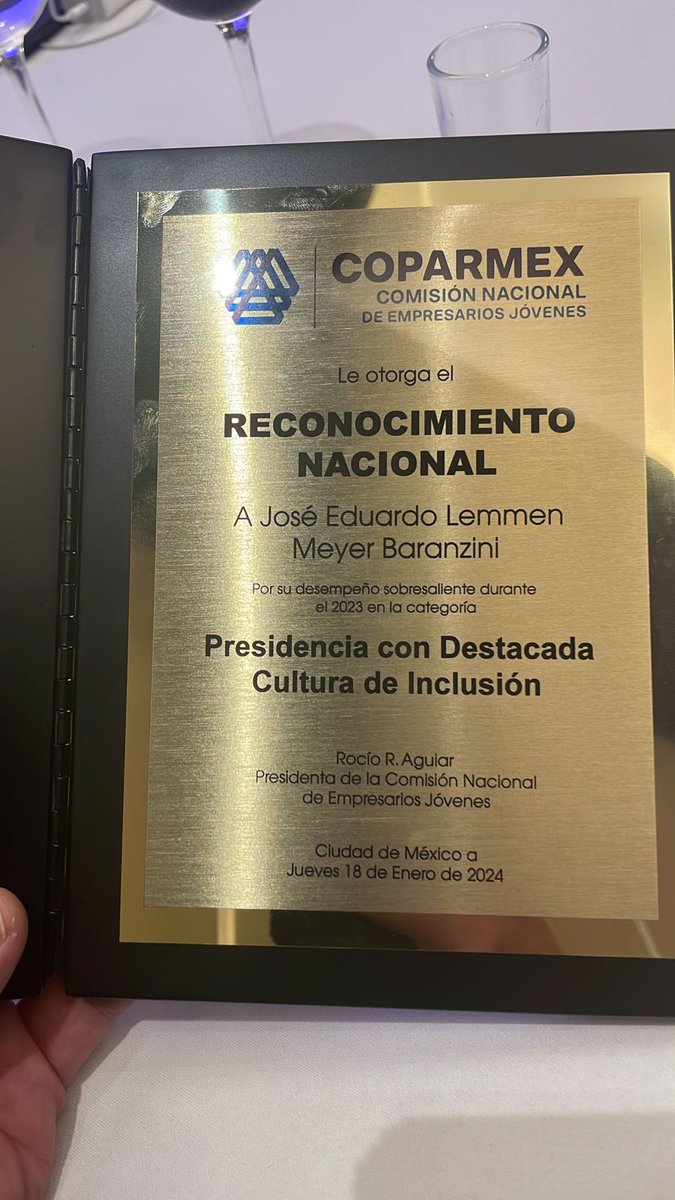bettyparedon's tweet photo. @COPARMEXSON @EdLemmen @Rocio_Aguiar @Coparmex @GilbertoARB @felixtonella @margotmolina @mamoreno44 Muy merecido reconocimiento, es un orgullo para la familia @Coparmex que los jóvenes aporten 
En Sonora contamos con grandes liderazgos que en unión estamos dejando huella 
El primero de muchos reconocimientos y logros ✅👏✔️✔️ https://t.co/wSFUdtDfPH