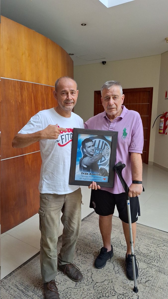 Ya esta en las mejores manos, este presente de todos los amantes del fútbol ⚽️ 🥅 🙌 que seas eterno PROFE QUERIDO 🙏🤟👌🏆🏆🏆 <a href="/oscardelgado60/">Oscar Delgado López #1316</a> ,<a href="/diegorolcan86/">Diego Rolón Cantero</a> ...