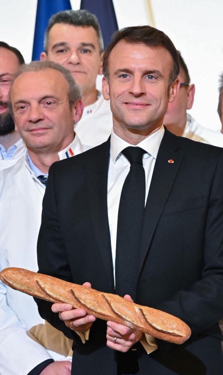 SteppePhorehys's tweet image. 🧵Pourquoi Emmanuel Macron est le meilleur président que la France ait jamais eu ?

1/ C’est un homme aux multiples talents, comme le démontre cette photo prise à l’occasion d’un cours qu’il a donné aux meilleurs boulangers de France 🥖