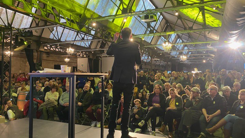 Il y avait 800 personnes dans la salle et 500 personnes dehors, incapables de rentrer à cause de la jauge, donc deux meetings à Bordeaux aujourd’hui! La dynamique européenne est bien lancée!