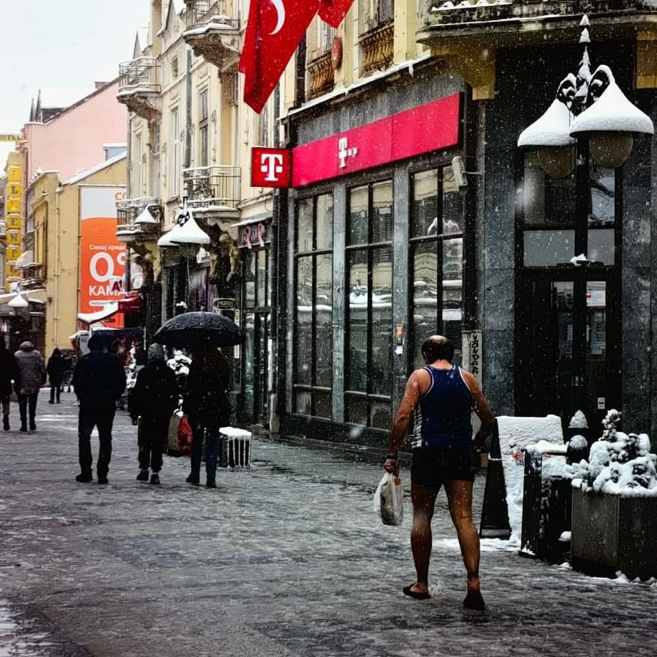 Битолчани се русите на балканот
до -10 шетаат ко да е лето
на -15 облакаат дуксер
на -30 ја закопчуваат јакната
на -40 кафето го пијат внатре