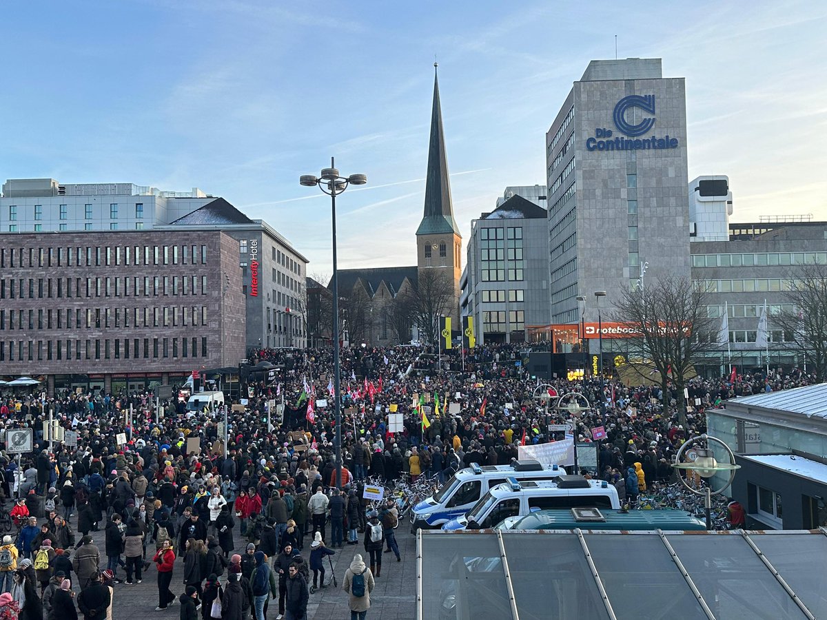 Während wir in Köln drei Punkte eingefahren haben, zeigt unsere Heimatstadt klar, wofür sie steht. Über 30.000 Teilnehmende – das macht uns stolz! #BorussiaVerbindet