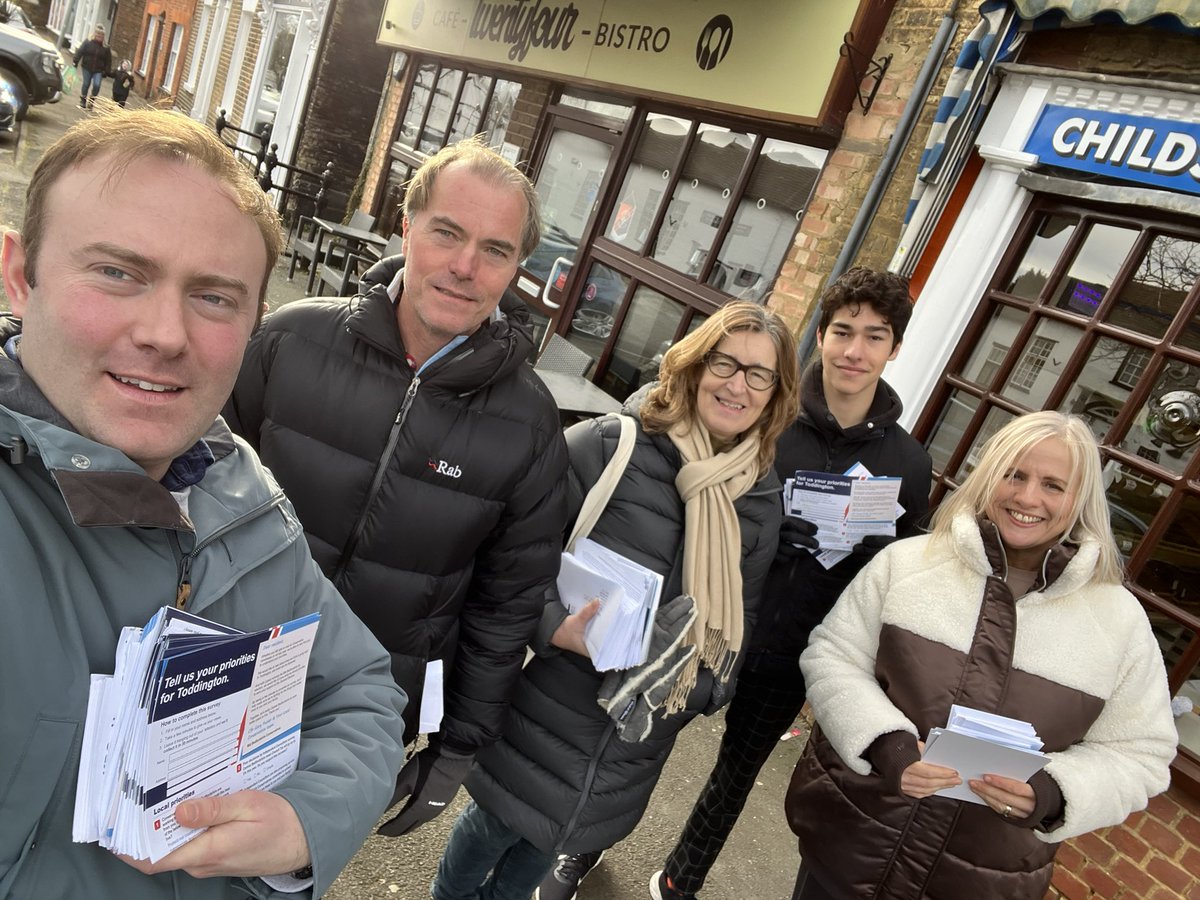 🥶 Cold day in Toddington with #MidBedfordshire @Conservatives @JGJamieson @SamiBartlettUK listening to residents about their local and national priorities. Thanks to everyone who took the time to complete our survey.