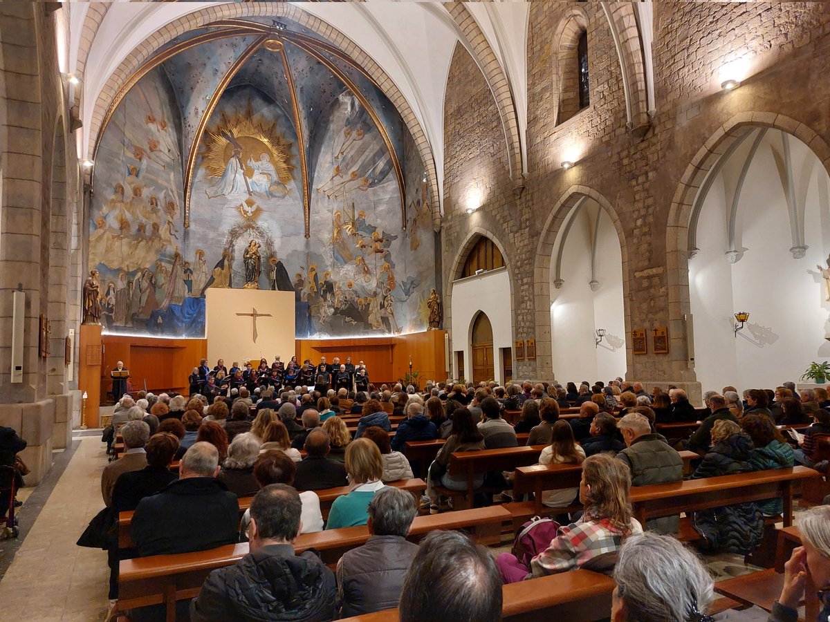 ccivics_gi's tweet photo. La Parròquia del Mercadal plena a vessar. Teníem moltes ganes d'escoltar-vos, Cor Filharmonia.  Enhorabona per la feina que esteu fent per la música i la comunitat!!! 🥰 https://t.co/QwvlG4AMDk