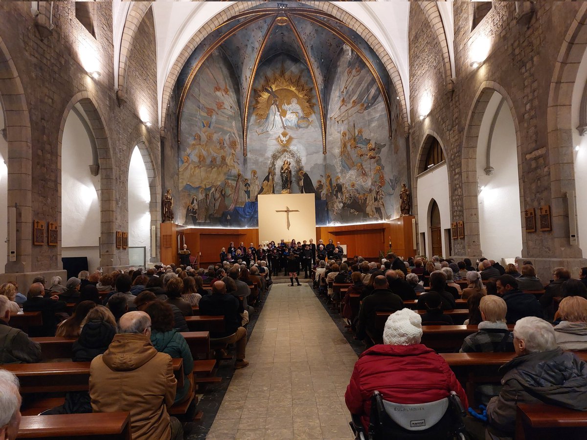 ccivics_gi's tweet photo. La Parròquia del Mercadal plena a vessar. Teníem moltes ganes d'escoltar-vos, Cor Filharmonia.  Enhorabona per la feina que esteu fent per la música i la comunitat!!! 🥰 https://t.co/QwvlG4AMDk