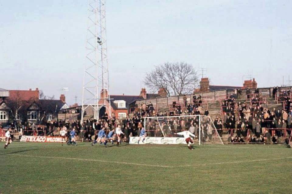 rtc67coleman's tweet photo. Iconic images of The County ground. It was fantastic, when I was growing up, football in the winter and Cricket in the summer ⚽🏏 #Northamptontown #northantscricket #thecobblers #hotelend @ntfc https://t.co/yhmEPNHowR