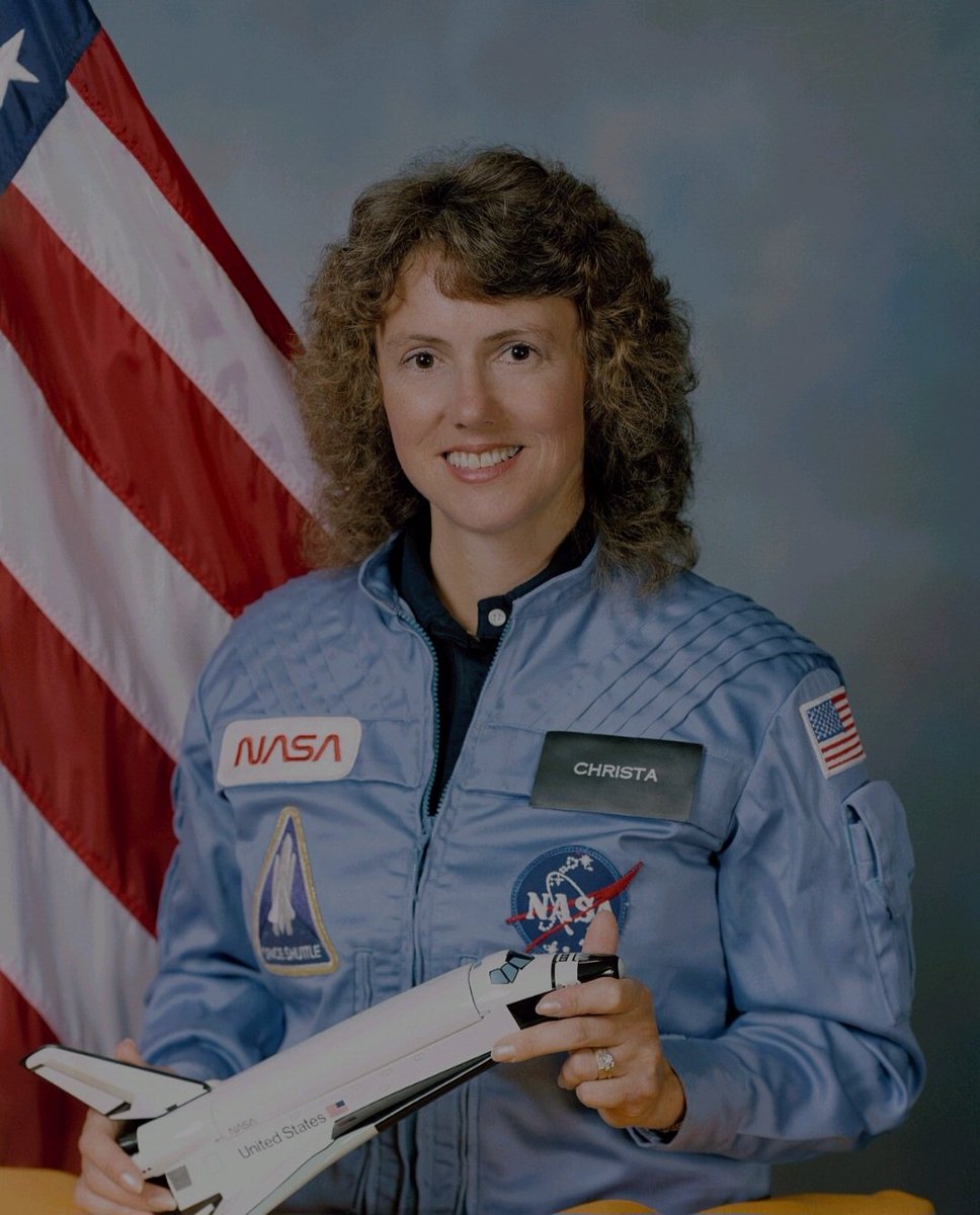 OphelieRoque's tweet photo. En 1984, la #NASA initia le programme Teacher in Space. 11 000 #enseignants postulèrent et ce fut Christa #McAuliffe qui l'emporta ,devenant ainsi la 1ere professeure à être choisie pour un vol #spatial. 
Hélas, sa mission l'amena à monter à bord de la navette #Challenger https://t.co/r11kpvNsTh