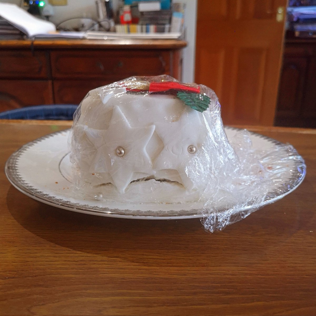 Came downstairs without makeup this morning and inadvertently startled the Christmas cake...