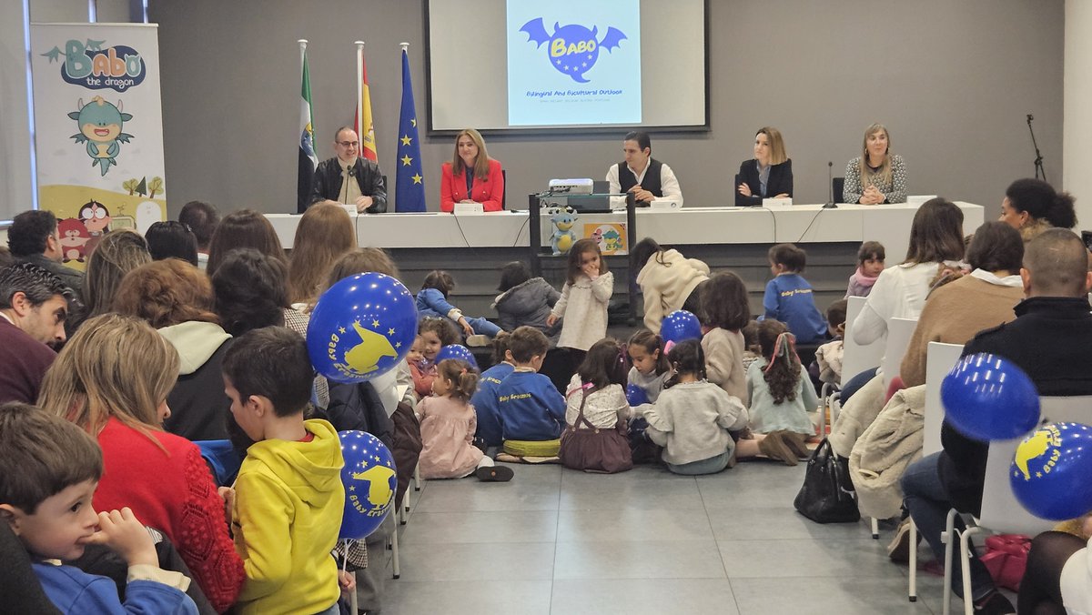 La secretaria general de Educación destaca la apuesta de la Junta por la enseñanza de otros idiomas: habrá ayudas a los alumnos de ESO para extraescolares de inglés.

📸Presentación del proyecto europeo Erasmus+ 'BABO: Bilingual and Bicultural Outlook'
👉 juntaex.es/w/20240120-la-…