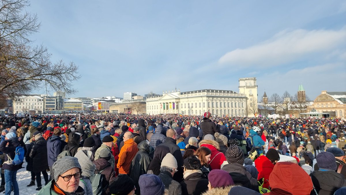 Mr_Neil69's tweet photo. #Kassel #KS2001 #DeutschlandStehtAuf #FCKAFD 15.000 Menschen in Kassel gegen Rechts, bin Stolz auf euch 👍🏻 https://t.co/26uYYjvUkT