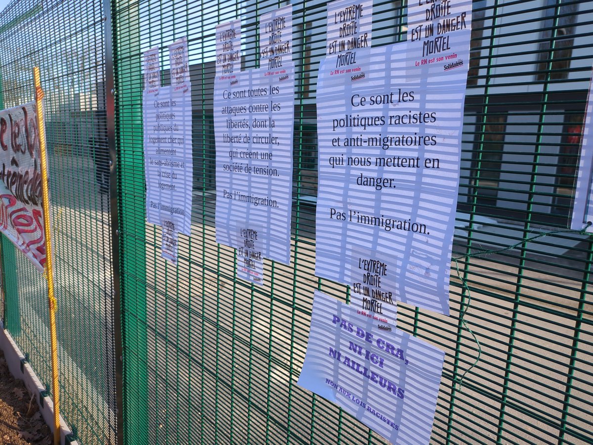 ColereCollectif's tweet photo. Nous étions environ 200 personnes réunies aujourd'hui à #orleans devant le #CRA pour s'opposer à son ouverture et plus généralement à l'enfermement et l'expulsion des sans-papiers !
 Non aux CRA, ni ici ni ailleurs ! Ni enfermé-es ni expulsé-es ! https://t.co/mr8PxmF30i