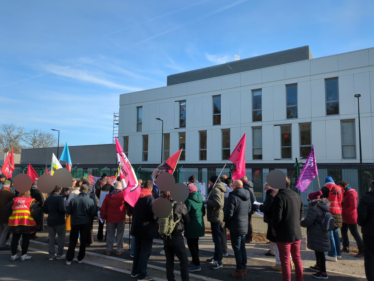ColereCollectif's tweet photo. Nous étions environ 200 personnes réunies aujourd'hui à #orleans devant le #CRA pour s'opposer à son ouverture et plus généralement à l'enfermement et l'expulsion des sans-papiers !
 Non aux CRA, ni ici ni ailleurs ! Ni enfermé-es ni expulsé-es ! https://t.co/mr8PxmF30i