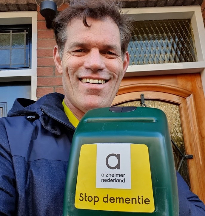 alzheimernl's tweet photo. Een recordopbrengst! Met een eindstand van € 2,7 miljoen hebben we opnieuw een recordbedrag weten op te halen tijdens de #collecteweek van 2023! Wij zijn heel trots op de opbrengst dit jaar en willen alle #collectanten ontzettend bedanken voor hun inzet! 💛 #stopdementie https://t.co/laL04aAJWN