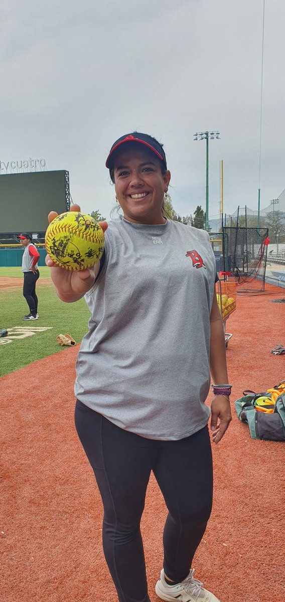 La dinámica para ganar esta histórica pelota🥎 autografiada por todo el equipo ¡ya está en nuestro Facebook! 😃👏 No lo pienses más y participa 🦁👌