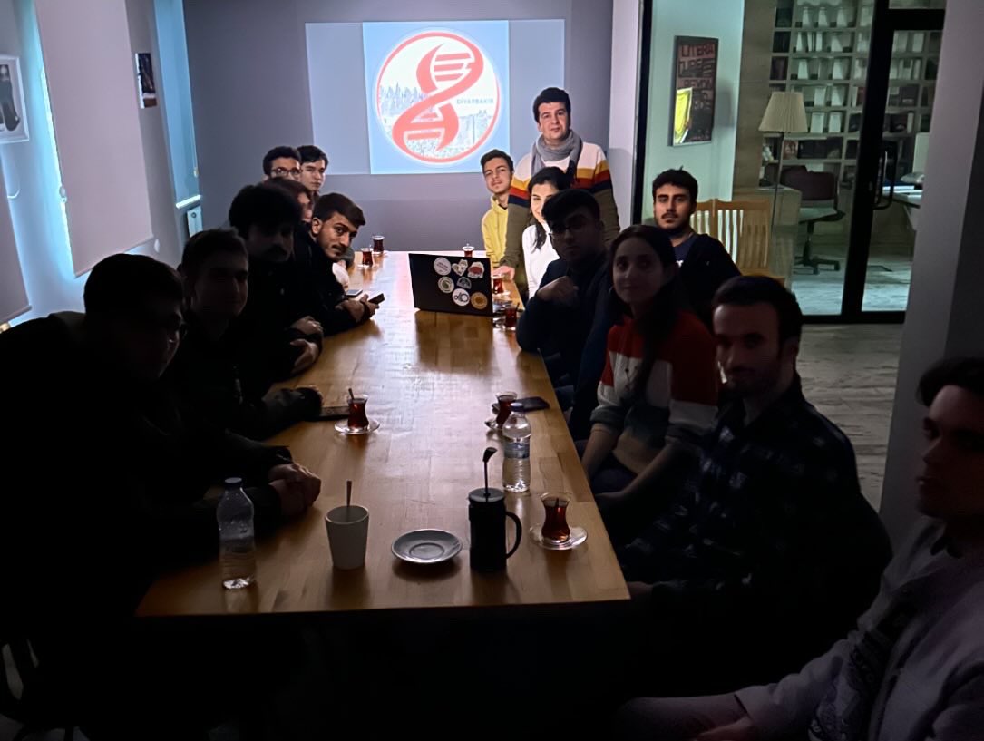 piamida's tweet photo. 2 sene once @gkarenaca ve @avjinnn6 ile basladigimiz ve basta @_yarenyurt olmak uzere okuldaki ogrencilerle ve kentin degerli bilim camiasi ile devam eden Evrim Agaci Diyarbakir Toplulugu surecimiz kick off yapti. Karanligi fetheder miyiz bilmiyorum ama karanliga yenilmeyecegiz. https://t.co/dAvSpBa57I