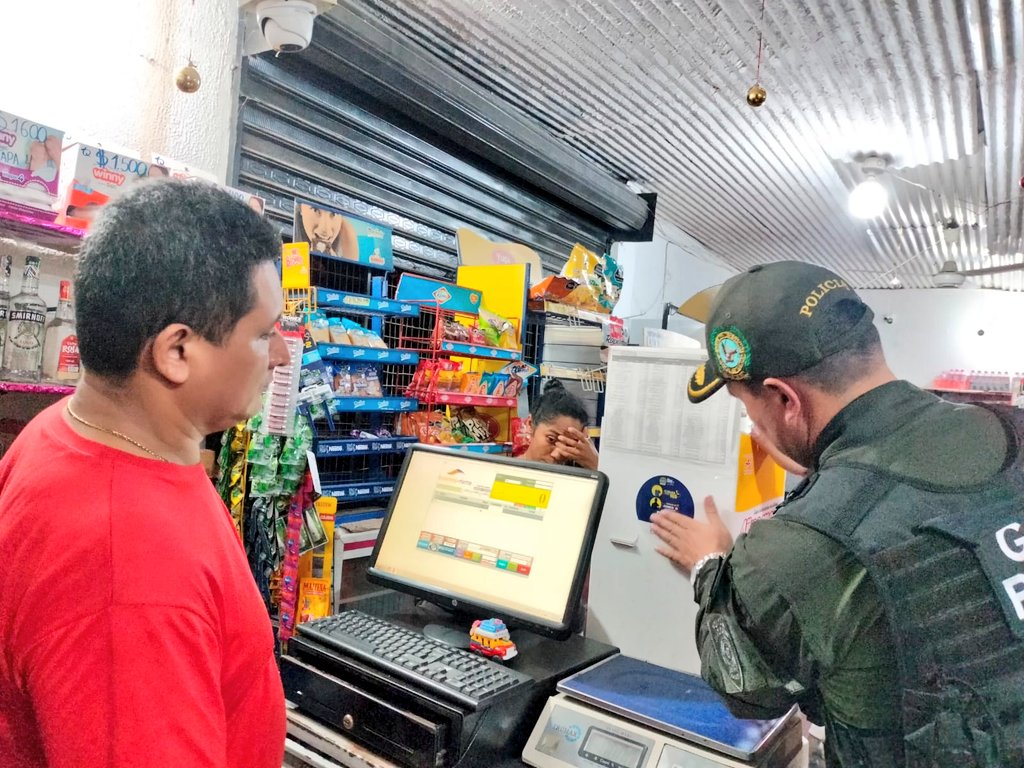 PoliciaCmarca's tweet image. En el marco de la campaña ¡No dejes que te engañen! Córtale la conexión a la extorsión, cuelga y marca 165 @GaulaPolicia Cundinamarca, realiza jornada  de prevención contra el secuestro y la extorsión, dirigida al sector Comercio del municipio de #Ricaurte. #DiosYPatria