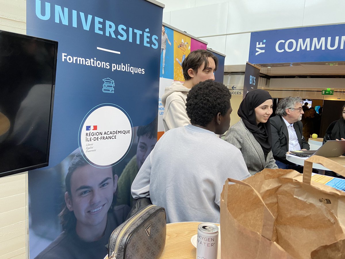 LecroqC's tweet photo. Dans un environnement haut de gamme , les jeunes ont pu trouver une formation, un stage, une alternance voire un emploi. Merci aux acteurs de la région académique IDF de s’être mobilisés. #ac-versailles @yourfuture https://t.co/pba7gIllMR