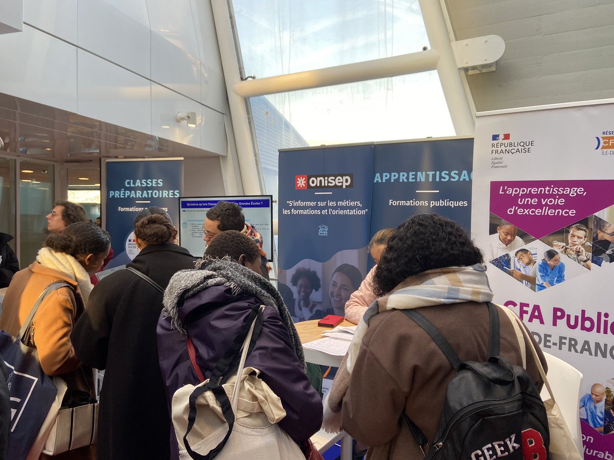 LecroqC's tweet photo. Dans un environnement haut de gamme , les jeunes ont pu trouver une formation, un stage, une alternance voire un emploi. Merci aux acteurs de la région académique IDF de s’être mobilisés. #ac-versailles @yourfuture https://t.co/pba7gIllMR