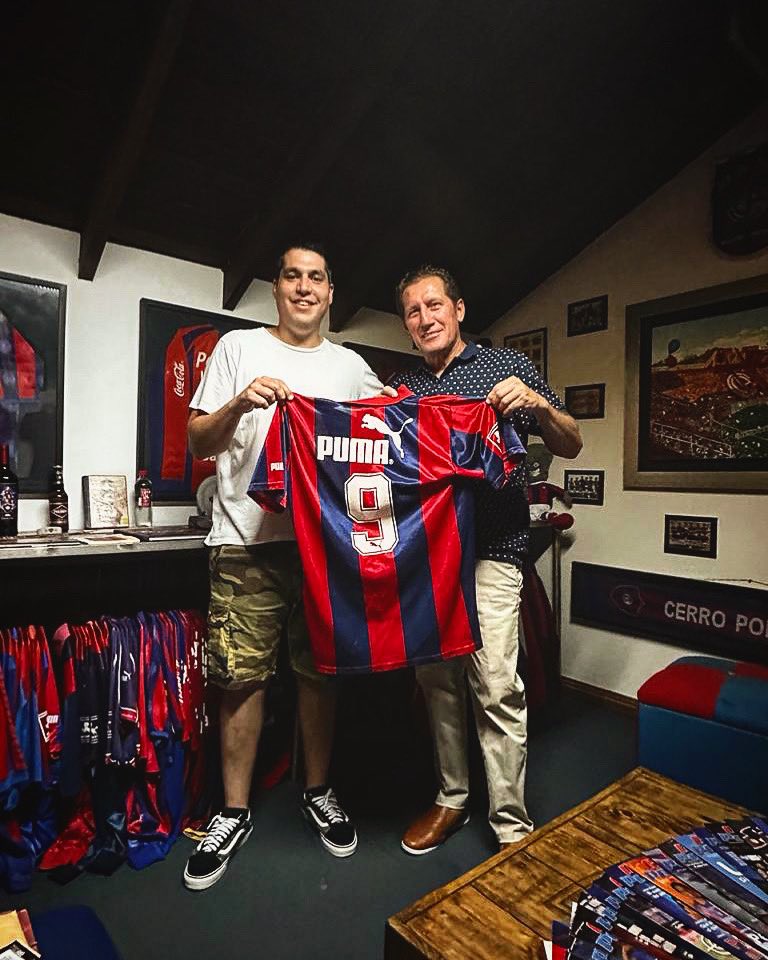 Pereira_Mauri's tweet photo. El día de ayer nos visitó en el museo el gran @FelixBritezR ! Zanahoria 🥕 ídolo inmortal azulgrana y ejemplo de que se puede ser un tremendo goleador tanto dentro como fuera de las canchas! Muchas gracias, Zana querido! ❤️💙🌪️ 

#MuseoAzulgrana #CerroPorteño https://t.co/ZylnshhbqD