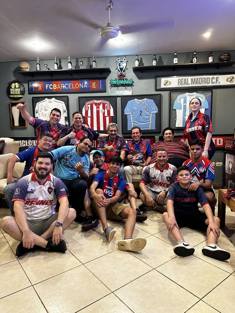 Pereira_Mauri's tweet photo. El día de ayer nos visitó en el museo el gran @FelixBritezR ! Zanahoria 🥕 ídolo inmortal azulgrana y ejemplo de que se puede ser un tremendo goleador tanto dentro como fuera de las canchas! Muchas gracias, Zana querido! ❤️💙🌪️ 

#MuseoAzulgrana #CerroPorteño https://t.co/ZylnshhbqD