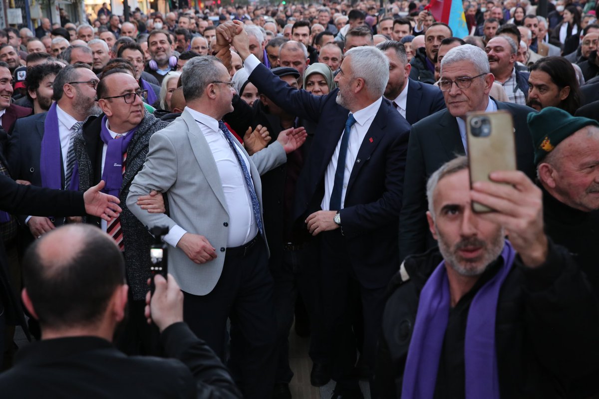 Yine çok güzelsin Altınordu!

Bugün bir kez daha gördük ki Ordu sevdamız çok büyük. Yüreklere sığmıyor, sokaklara, meydanlara taşıyor. 

Teşekkürler Altınordu
Teşekkürler #Ordu