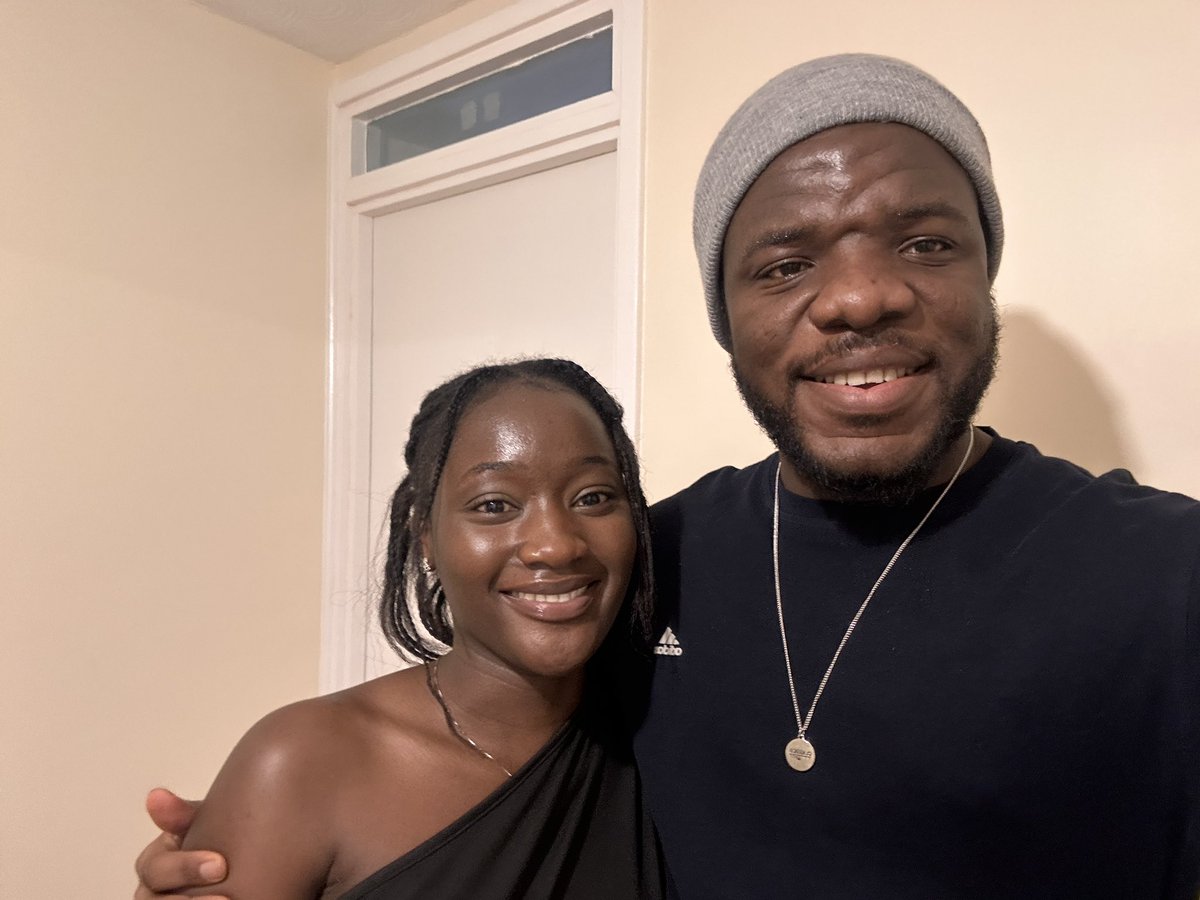 Thebillionchef's tweet photo. I met your fav today y’all🙈
The Sir Dickson himself @Wizarab10 . This man is so humble, gentle and quiet. And yes, he can cook (1000 yard husband material)😊.
 I made sure he smiled for the camera 😂😂😂. Fear women https://t.co/p5Xz4UU9x5