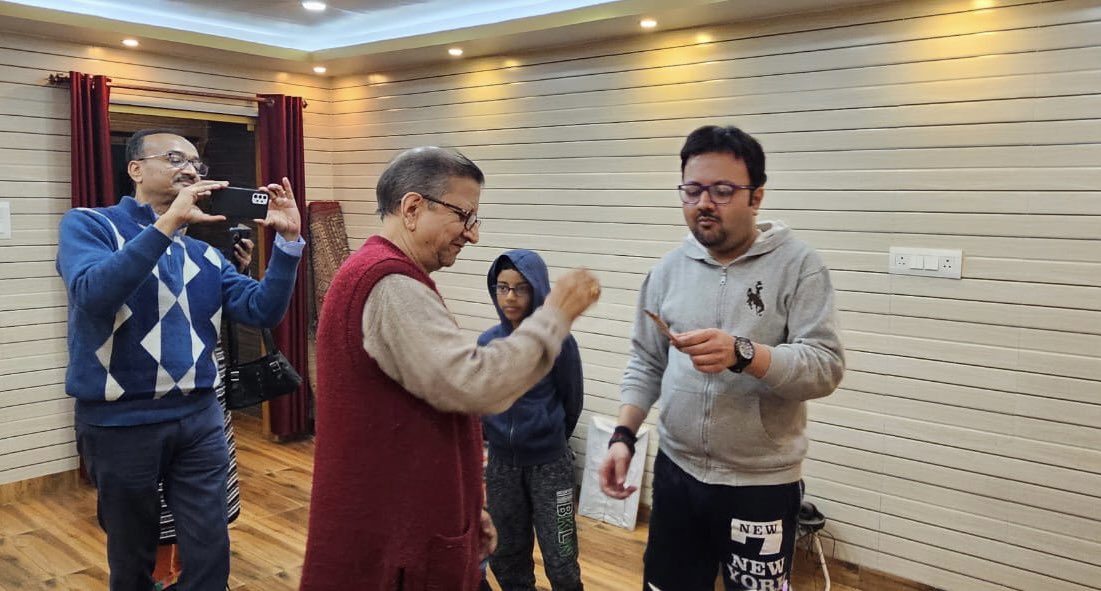 sourabhgoho's tweet photo. My Birthday is tomorrow, 21st January but some of my students gave me a surprise by celebrating it this evening! Luckily my father was conducting a class in the other room, so we could have his presence. So touched 🙏🏻❤️

#prebirthdaycelebration #musicianslife https://t.co/4jlcSQVlY9