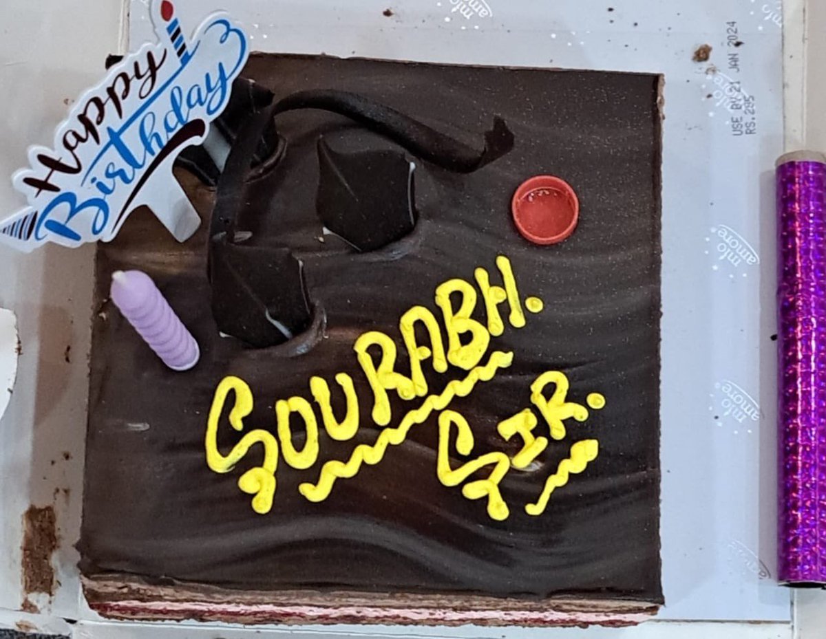 sourabhgoho's tweet photo. My Birthday is tomorrow, 21st January but some of my students gave me a surprise by celebrating it this evening! Luckily my father was conducting a class in the other room, so we could have his presence. So touched 🙏🏻❤️

#prebirthdaycelebration #musicianslife https://t.co/4jlcSQVlY9