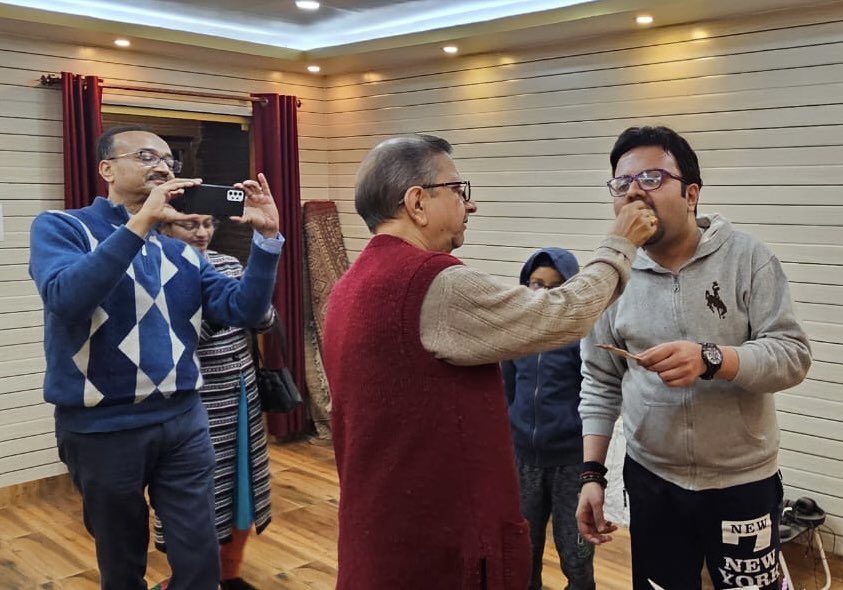 sourabhgoho's tweet photo. My Birthday is tomorrow, 21st January but some of my students gave me a surprise by celebrating it this evening! Luckily my father was conducting a class in the other room, so we could have his presence. So touched 🙏🏻❤️

#prebirthdaycelebration #musicianslife https://t.co/4jlcSQVlY9