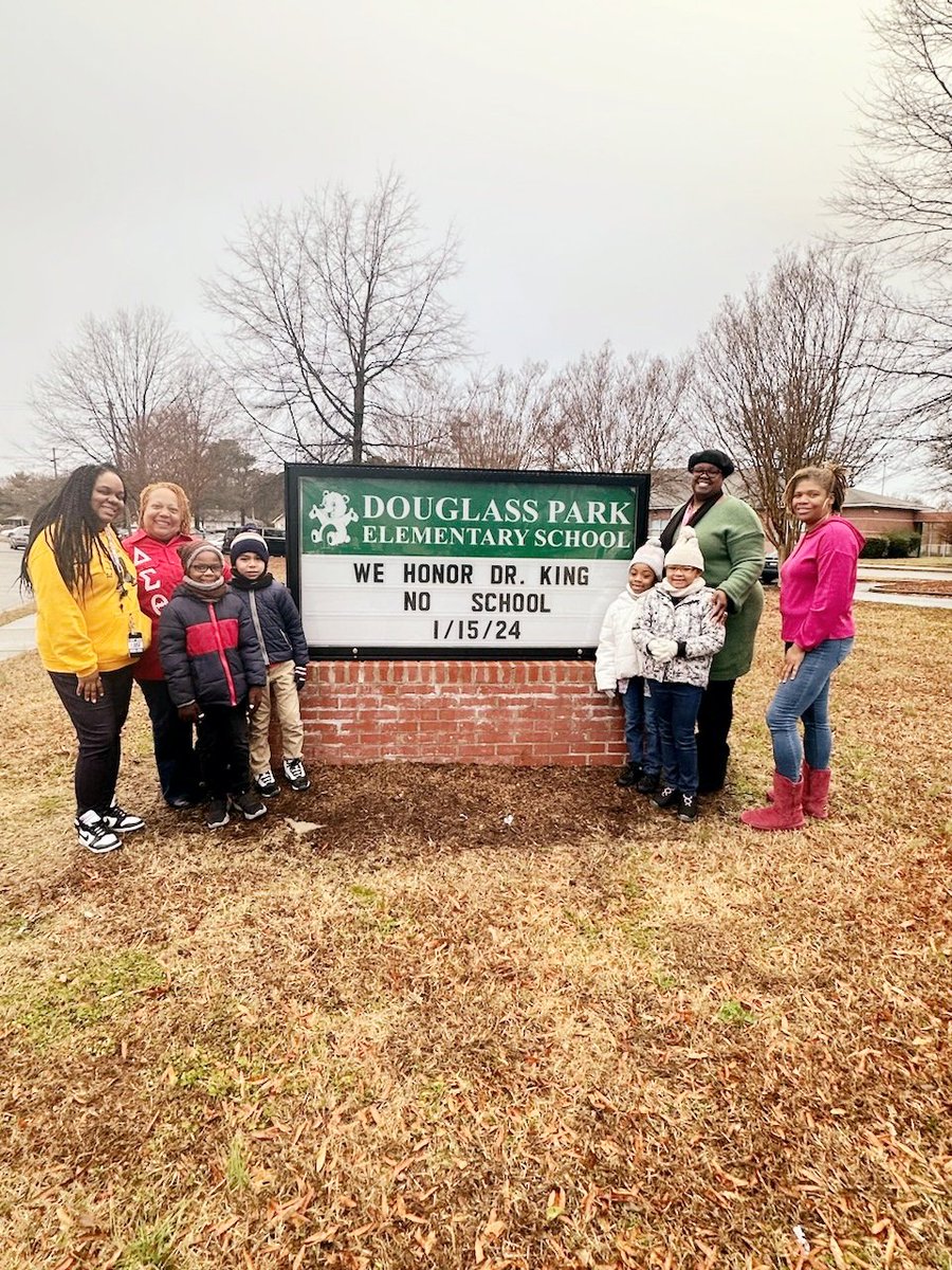 Thank you to Portsmouth Alumnae Chapter of Delta Sigma Theta Sorority, Inc. for your donation of hats, gloves, and neck warmers to our scholars at Douglass Park Elem! We appreciate you and are grateful for our partnership! @PortsVASchools @SterlingWhite59 @hmeducate @nicscud