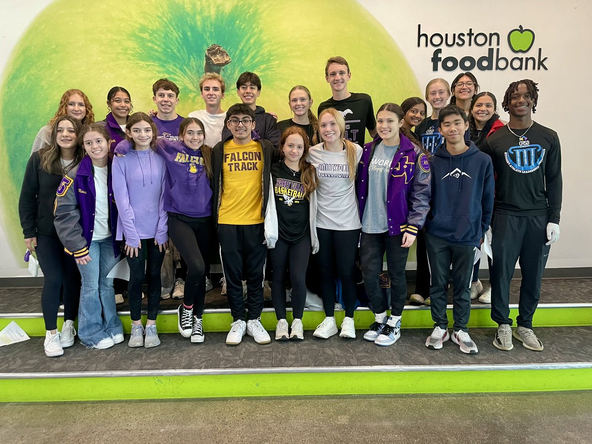 jvfalconsath's tweet photo. This morning our SALT group, along with groups from Cy-Ridge, Cy-Lakes, and Cy-Fair, volunteered time at the Houston Food Bank. They were able to help pack 21,000 pounds of food to people in the Houston Community! #ServingOthers #CFISDsalt #GivingBack https://t.co/3qBPWhayca