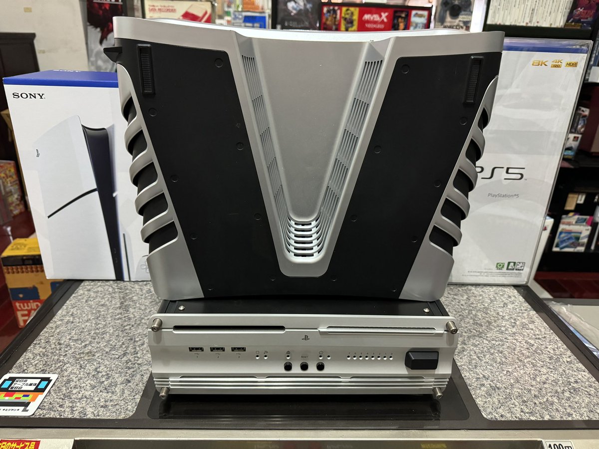 tecmo35's tweet image. PS4とPS5の開発機を合体（￣▽￣）