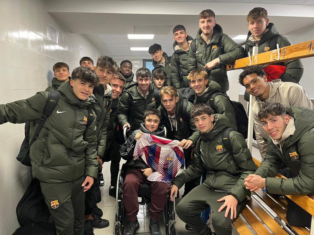 FCBmasia's tweet photo. Avui hem tingut una visita molt especial al vestidor

Un plaer, Lorien! ❤️ https://t.co/FYGKL2hSI0
