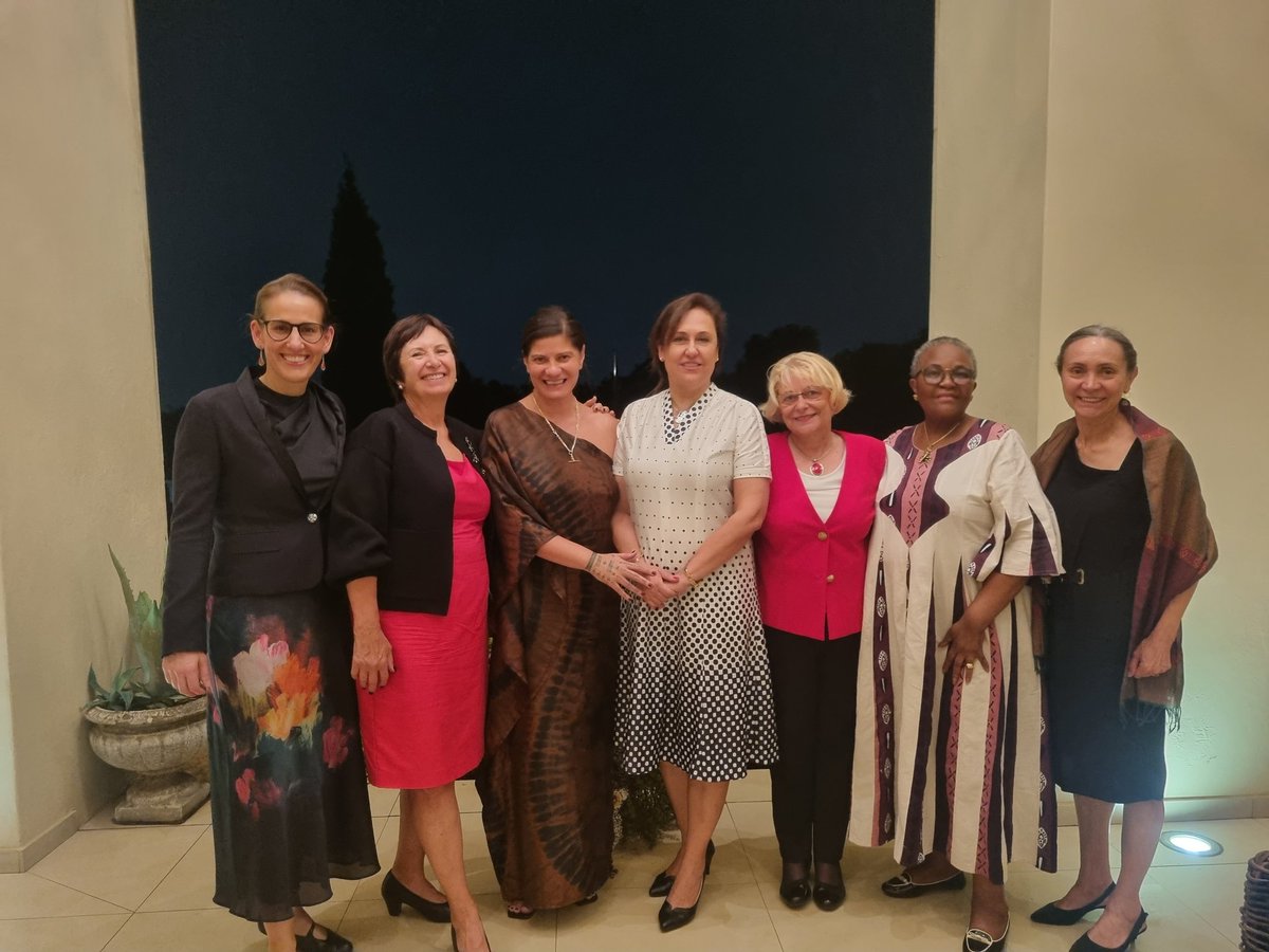 TC_PretoryaBE's tweet photo. Farewell dinner for dear Emma, @DunlopBennett
High Commissioner of New Zealand, an excellent diplomat, after completion of a successful tour of duty in SA. Ladies' Ambassadors Group and Asian Group will miss you! @NZinSouthAfrica 
@DIRCO_ZA https://t.co/5oE6GkEEtY