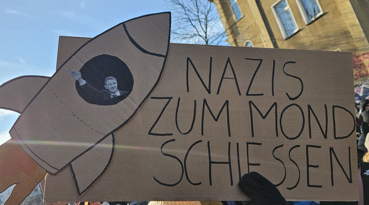 Lilienfee's tweet photo. #hal2001
Tolle, stabile Stadt! Halle besuche ich sehr gerne wieder!
Es sind leider nur wenige Fotos von so vielen tollen Plakaten geworden (beim Halten des Fronttranspis hatte ich die Hände leider nicht frei 😉), die Demo war phantastisch! https://t.co/YXz109sqMp