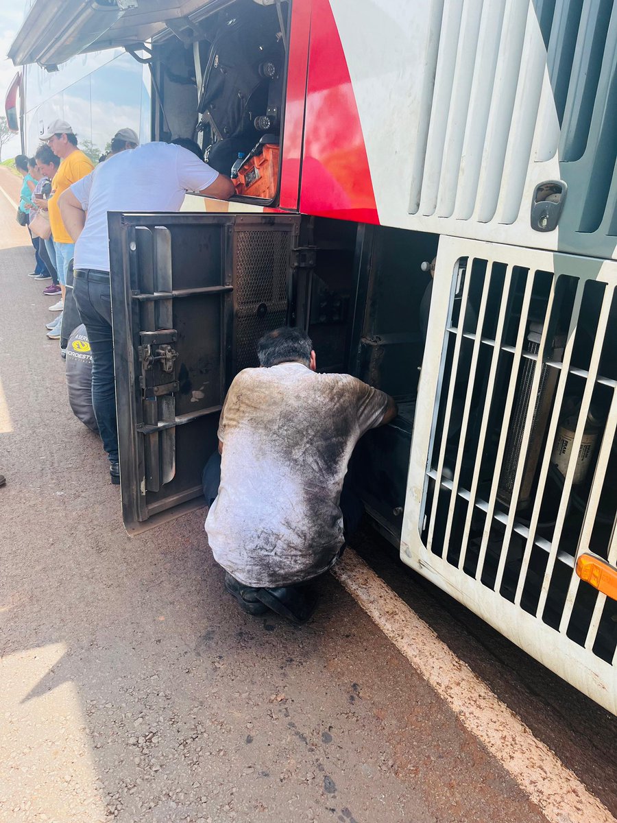 Tukynapy's tweet photo. Paraguayos varados en Brasil hace 32 h. iban a Río de Janeiro. Van dos veces que para el bus por desperfecto mecánico. Anoche casi fueron asaltados. Se encuentran en Maringa a 8 h. de Sāo Paulo. La empresa hasta ahora no responde, denuncian los compatriotas. https://t.co/kwVsbUQ4S1