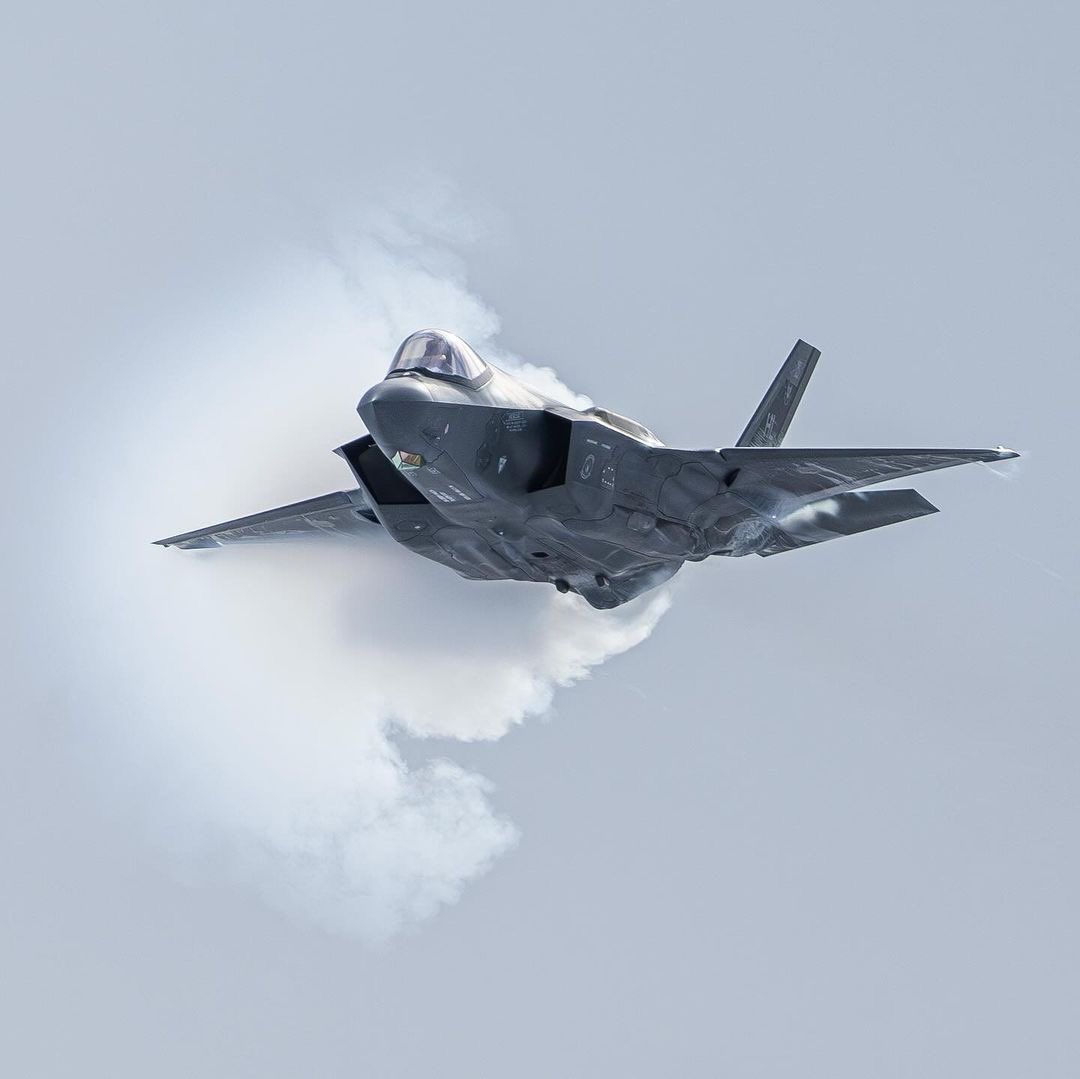 F-35A Lightning II Demo Team 🇺🇸

Credit: f35demoteam (acc on IG) Cloudy with a chance of Lightning ⚡️- 📸: SSgt Kaitlyn Ergish
-
#airsuperiority #f35lightningii #f35a #usaf #airforce #Aviation #Bomber #FighterPilot #Pilot #Aerospace #Technology #AvGeek