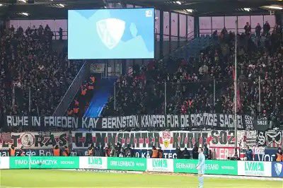 ultras1899_'s tweet photo. VfL Bochum - VfB Stuttgart #gasteblock #CommandoCannstatt #ultras #VfB Hommage à Kay Bernstein, ancien capo des Harlequins #H98 et président du #Hertha, récemment décédé (20.01.24) https://t.co/x9yFZhCIie