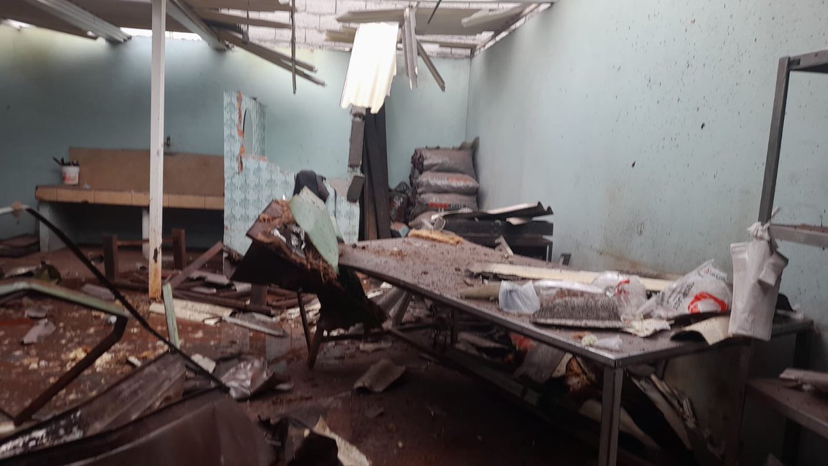 Bomberos_Cuenca's tweet photo. ⚠️ #ATENCIÓN
Se reporta deflagración de GLP, en un local ubicado en la Av. Isabel la Católica y Loja.
Unidades de #BomberosCuenca, IESS y MSP, @emov_ep, @PolmunicipalGC atienden la emergencia.

⛔️Paso cerrado. Tomar vías alternas. https://t.co/x4UPUHixBL