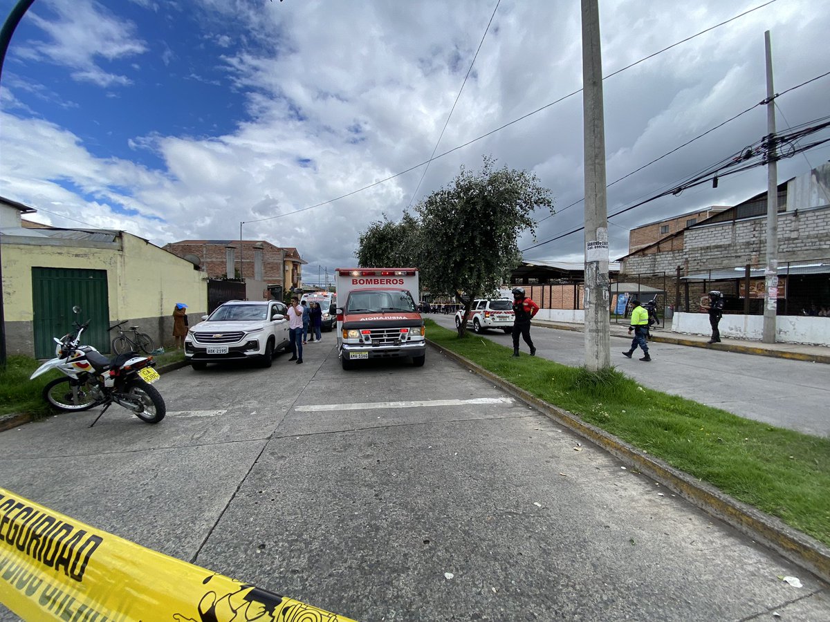 Bomberos_Cuenca's tweet photo. ⚠️ #ATENCIÓN
Se reporta deflagración de GLP, en un local ubicado en la Av. Isabel la Católica y Loja.
Unidades de #BomberosCuenca, IESS y MSP, @emov_ep, @PolmunicipalGC atienden la emergencia.

⛔️Paso cerrado. Tomar vías alternas. https://t.co/x4UPUHixBL