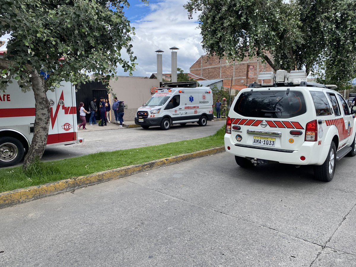 Bomberos_Cuenca's tweet photo. ⚠️ #ATENCIÓN
Se reporta deflagración de GLP, en un local ubicado en la Av. Isabel la Católica y Loja.
Unidades de #BomberosCuenca, IESS y MSP, @emov_ep, @PolmunicipalGC atienden la emergencia.

⛔️Paso cerrado. Tomar vías alternas. https://t.co/x4UPUHixBL