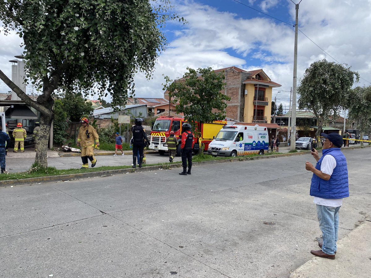 Bomberos_Cuenca's tweet photo. ⚠️ #ATENCIÓN
Se reporta deflagración de GLP, en un local ubicado en la Av. Isabel la Católica y Loja.
Unidades de #BomberosCuenca, IESS y MSP, @emov_ep, @PolmunicipalGC atienden la emergencia.

⛔️Paso cerrado. Tomar vías alternas. https://t.co/x4UPUHixBL