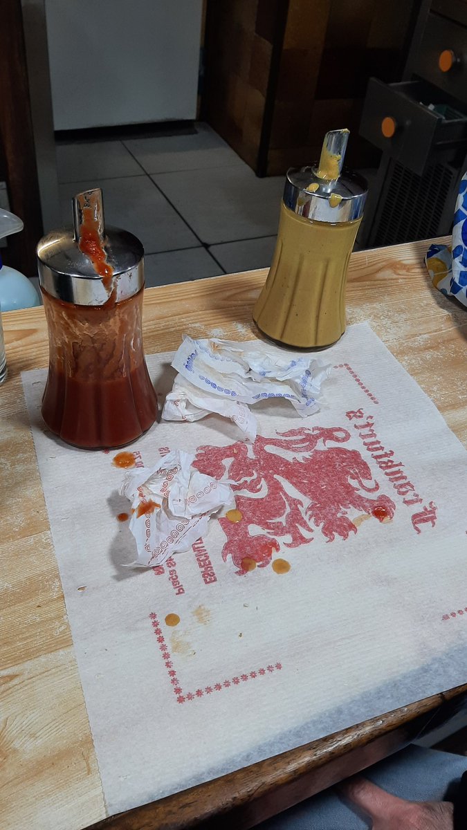 PatataSanta_Mag's tweet photo. Cenar en la barra. https://t.co/QC0W9eZdij