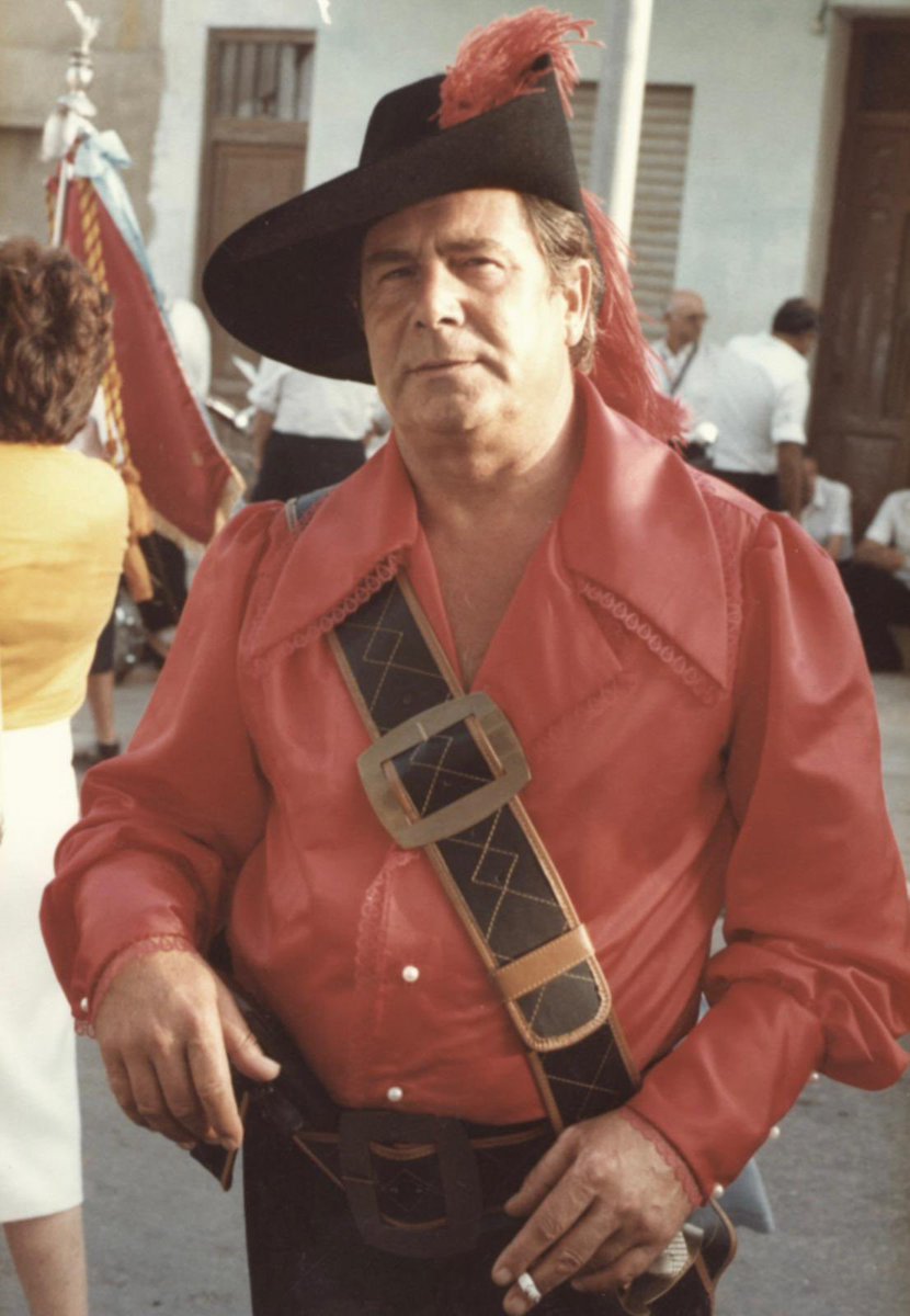 Intercomparsas's tweet image. Nos sumamos a las condolencias por el fallecimiento de un ilustre paternero: Vicente Andreu, que fue fundador y presidente de @corsariosP, siendo primer capitán cristiano en 1989.  Insignia de oro de la Federación y coet d’or en 1997. DEP. 
#somcultura #fempoble