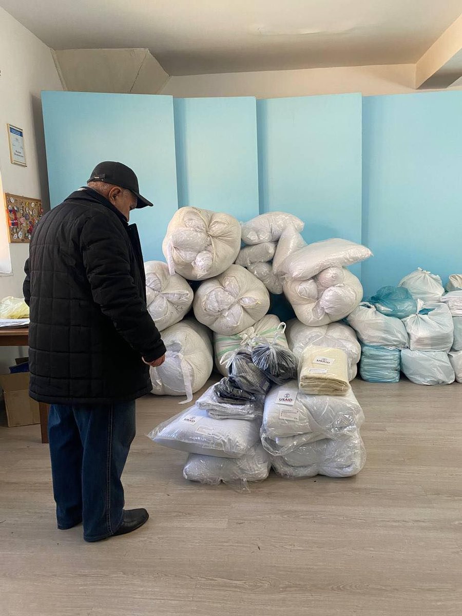 people_in_need's tweet photo. 🥶❄️Cold weather is now compounding the severe social conditions resulting from the displacement from #NagornoKarabakh. With @USAIDSavesLives, our colleagues from @PIN_Armenia provided #winterisation packages to about 400 families in Vayots Dzor in #Armenia. https://t.co/SWOpsTwtxG