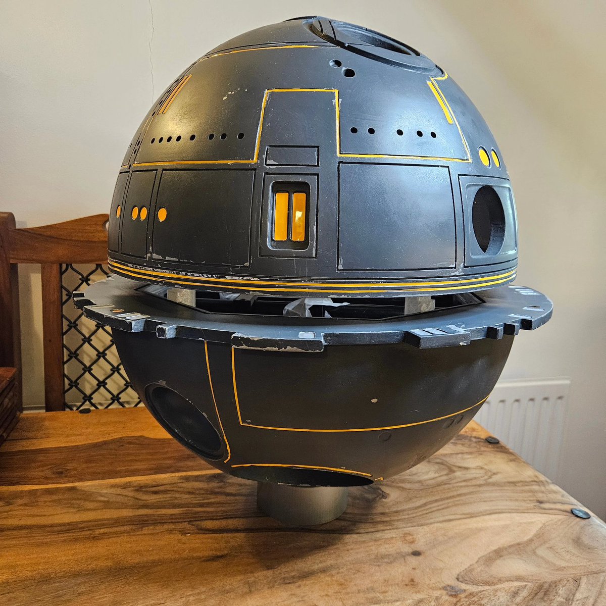 SimonPhippsArt's tweet photo. Pinstriping and custom Cricut Stickers (thanks @shutterstudios_!) applied (pinstriping was a pain but easier than paint would've been)
Next phase: final assembly!
#droid #droidbuilder #interrogatordroid #StarWars #cosplay @droidbuildersuk https://t.co/8sWl0v06qP